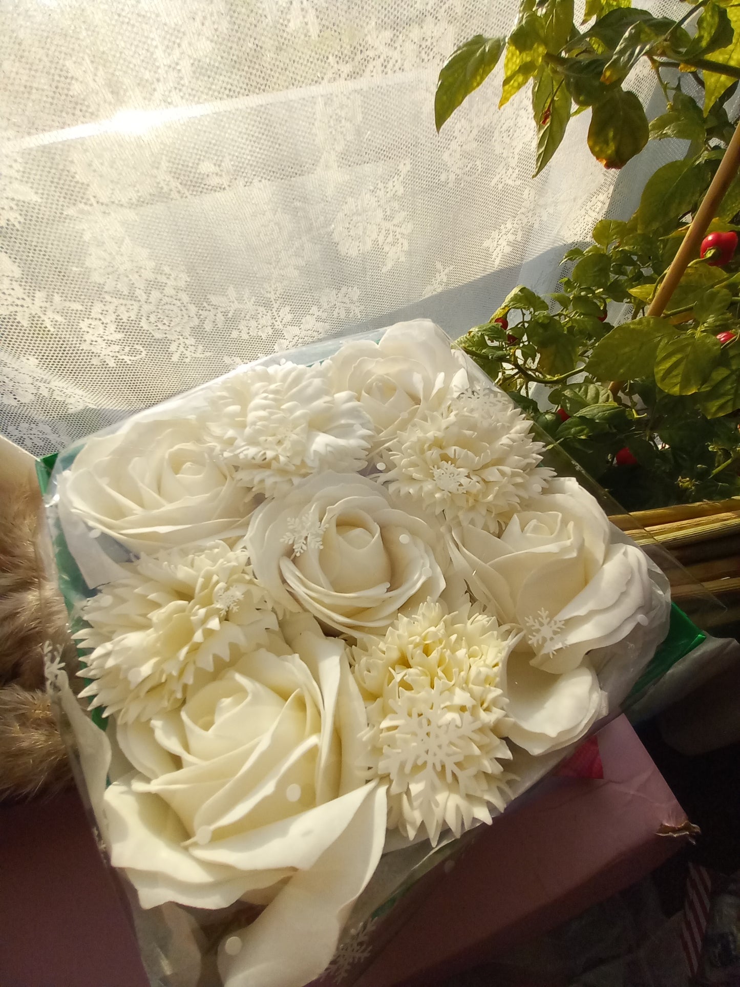 NO PRAMPRAS ALL OFF-WHITE LARGE ROSE HEADS CARNATIONS FLOWER SOAP IN CANDY CANE COLOUR DISPLAY BOX