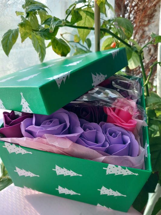 NO PRAMPRAS  PURPLE PINK LARGE ROSE HEADS FLOWER SOAP IN GREEN DISPLAY BOX