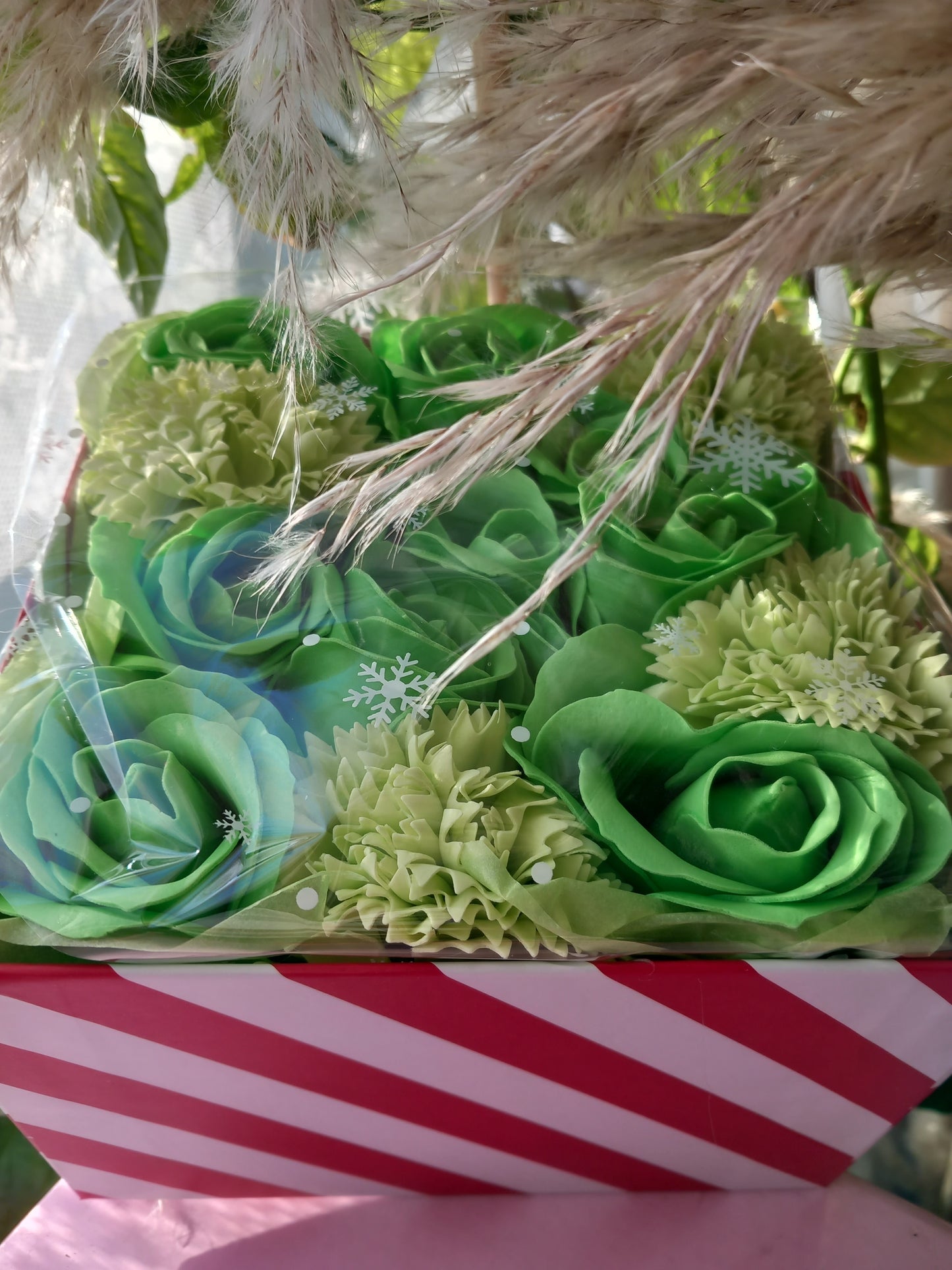 ALL SHADES GREEN ROSE HEADS  CARNATIONS FLOWER SOAP IN CANDY CANE COLOUR DISPLAY BOX