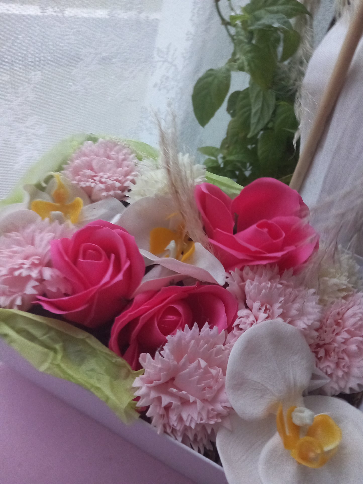 PINKY PINKY SHADE MIX WHITE FLOWER SOAP IN WHITE DISPLAY BOX
