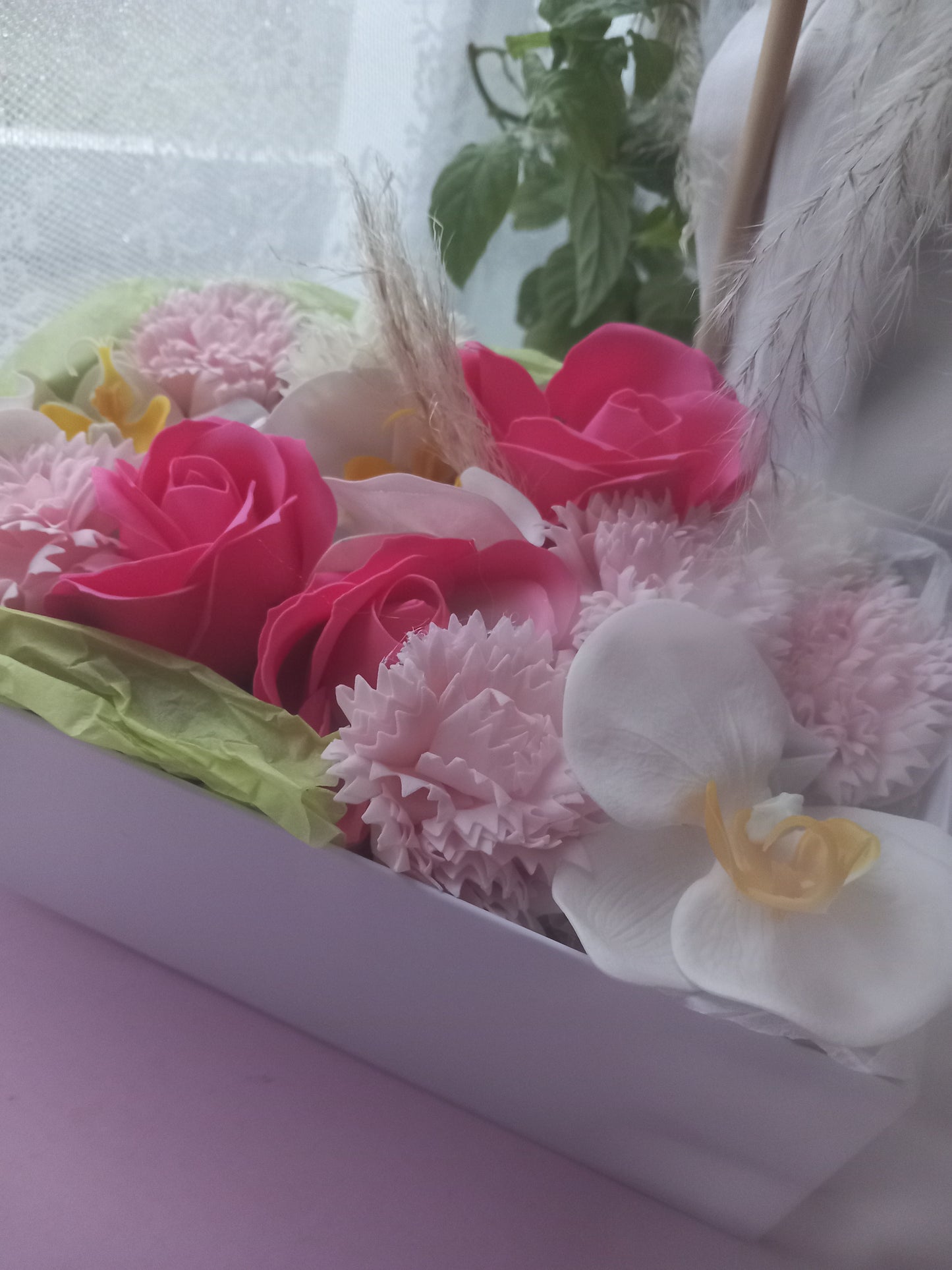 PINKY PINKY SHADE MIX WHITE FLOWER SOAP IN WHITE DISPLAY BOX