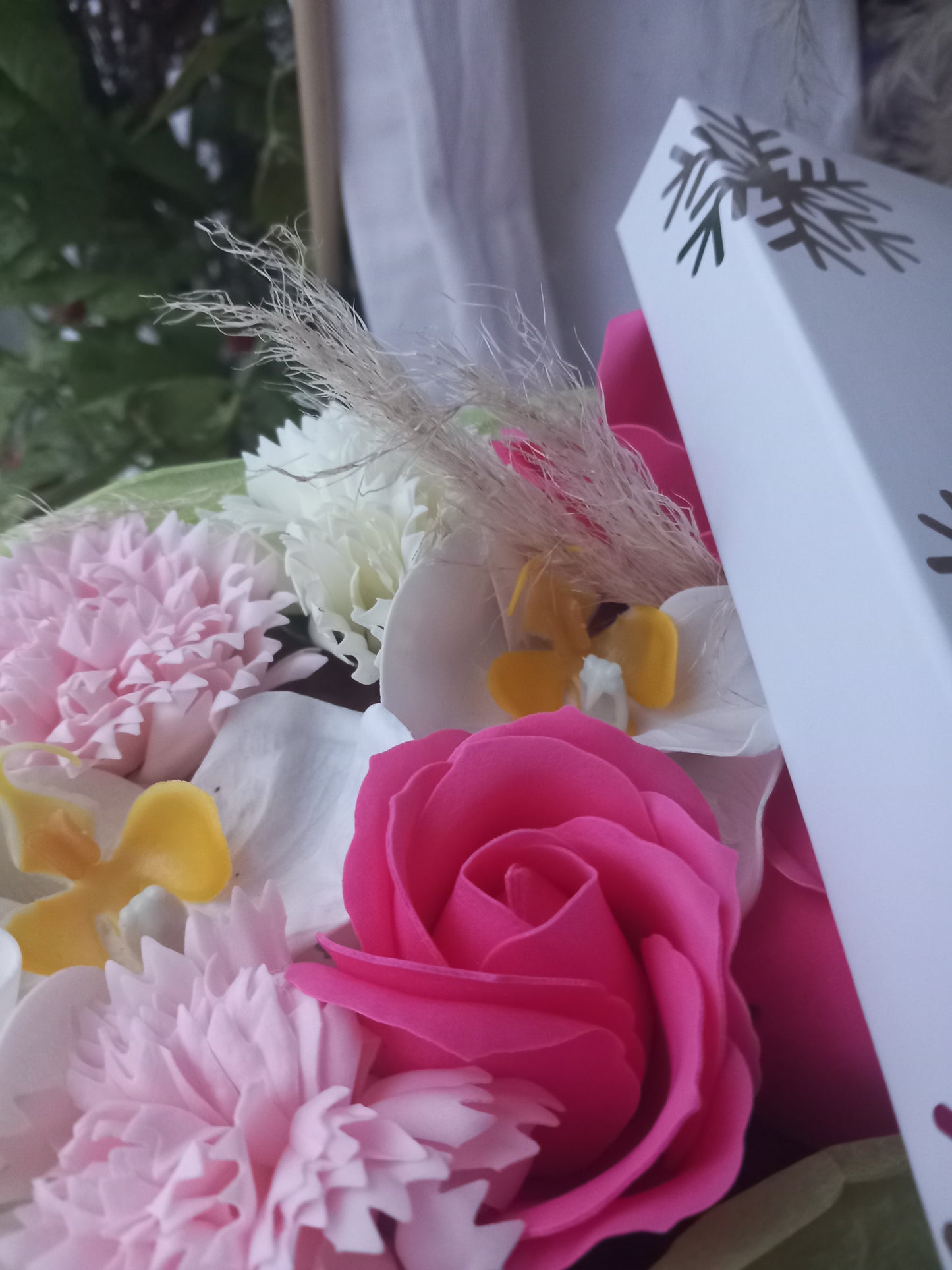 PINKY PINKY SHADE MIX WHITE FLOWER SOAP IN WHITE DISPLAY BOX